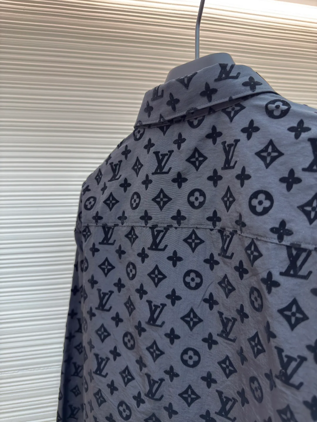 LOUIS VUITTON flocked long-sleeved shirt ●Authentic product: purchased and developed in 19984 ●Item number: 1680579-A45 ●Fabric: nylon plain fabric ●Technology: flocking production ●Version: fitted version ●Weight: about 245 grams ●Size: S-M-L-XL ●Description: The bottom of the high-count and ultra-high-density plain weave is dyed with a bluish black color to create a contrast between the bottom and the color of the pattern. The pattern is made of imported velvet to reflect the pile height and density of the original board. It is pasted with imported environmentally friendly super strong glue to ensure that the velvet will not fall off after washing. The entire piece of clothing is cut by infrared alignment to ensure that every part is in alignment. The overall wiring is straight and delicate, the fabric is comfortable and soft, and the color is consistent without color difference. It can be matched with the same style to create a fashionable look and control various occasions. Customized accessories, complete with three standards, same style for men and women!